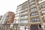 Verzorgd en ongemeubeld appartement, zonnig gelegen aan de achterzijde zeedijk.
Indeling:Lichtrijke woonkamer met terras en panoramisch uitzicht, volledig ingerichte keukenhoek, inkomhall met afzonderlijk toilet, , badkamer met douche, 2 slaapkamers waarvan 1 met terrasje en private bergplaats op het gelijkvloers. Onmiddellijk beschikbaar.
Bij de vermelde huurprijs komen er géén bijkomende kosten gebouw/syndic. Onder deze tekst bij "documenten" vindt u een plannetje van dit appartement. (21/020)